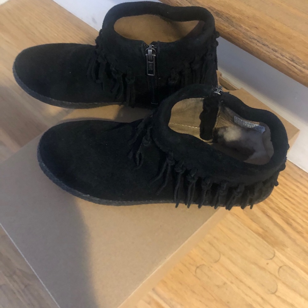 Ugh Suede Booties Fringe Black 6 moccasin